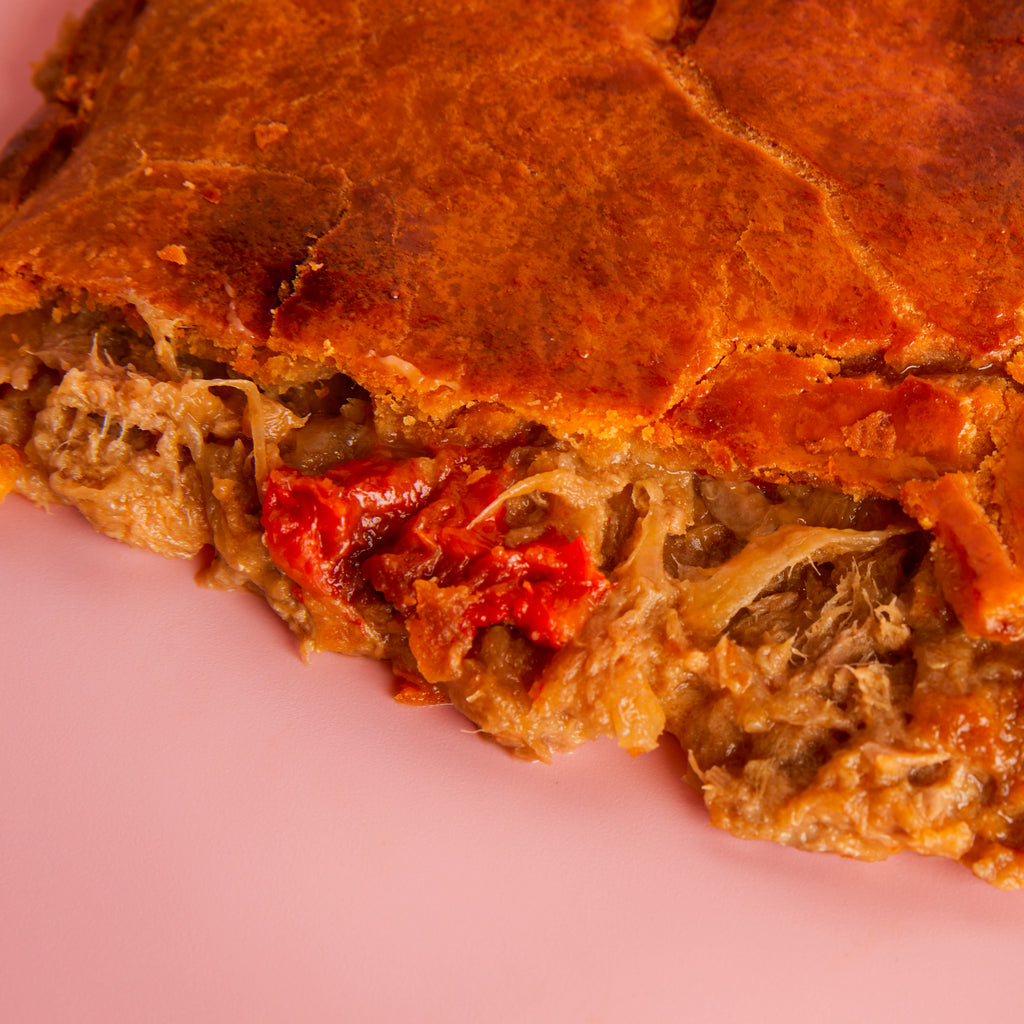Empanada gallega de bonito, cebolla y pimiento asado