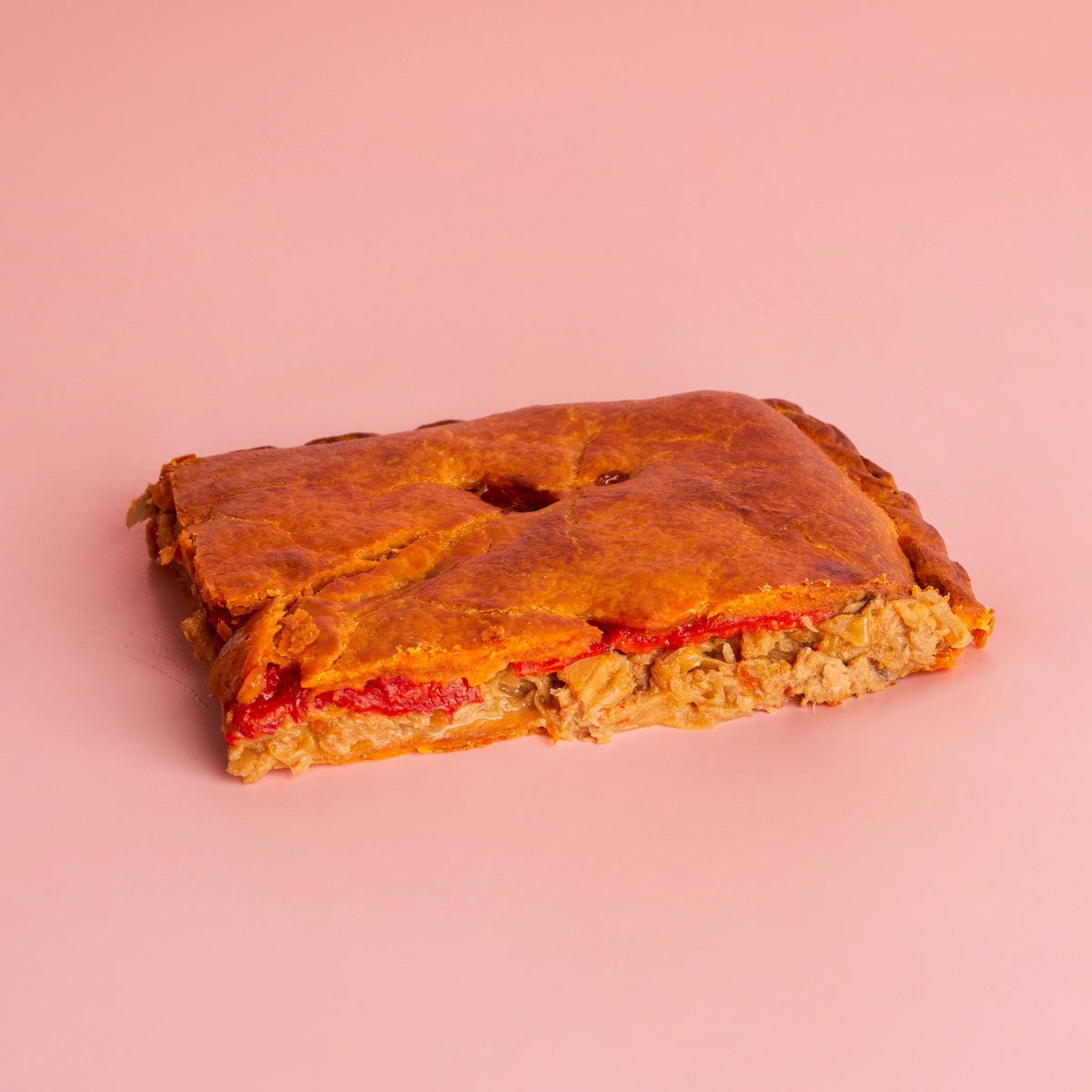 1/4 Empanada gallega de bonito, cebolla y pimiento asado